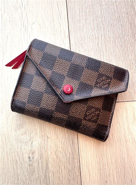 real louis vuitton wallet pattern